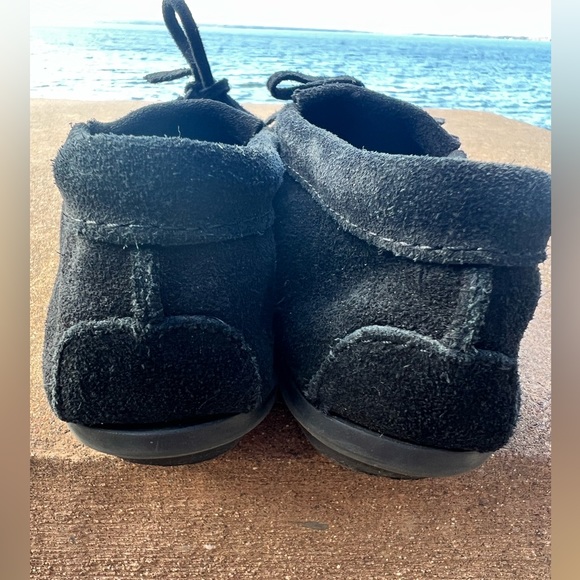 Unique & rare Howl at moon Minnetonka Moccasin size 6 used for photo shoot - Picture 3 of 5